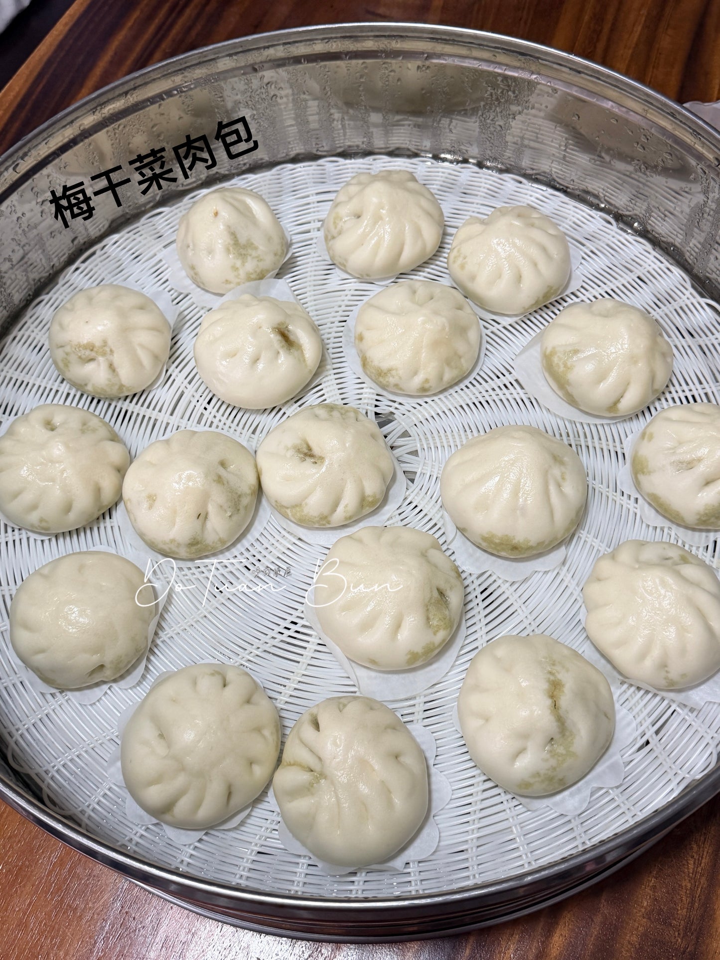 1 piece of preserved vegetable and pork bun