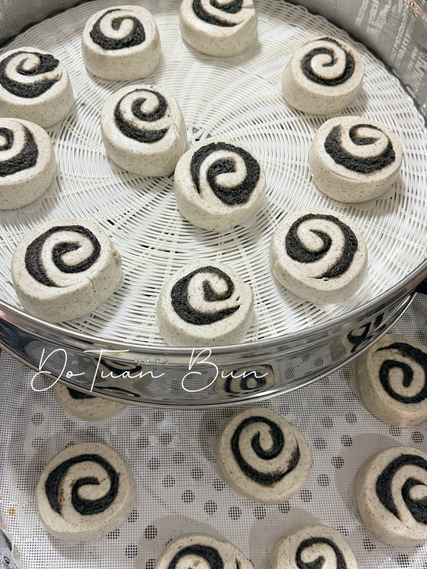 Black sesame milk shortbread roll 1pc